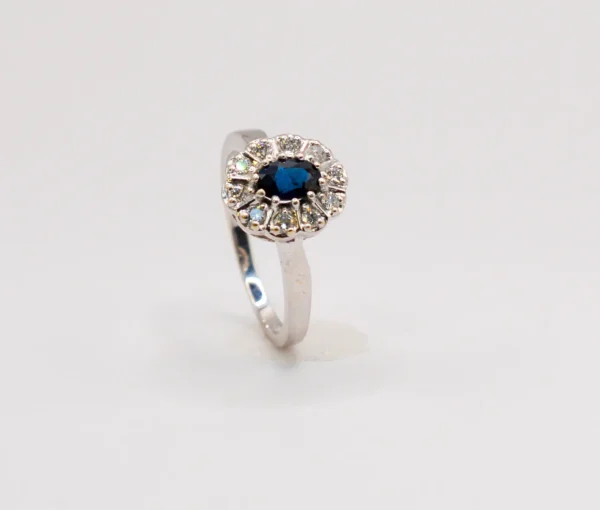 Vitguld ring med Grön sten