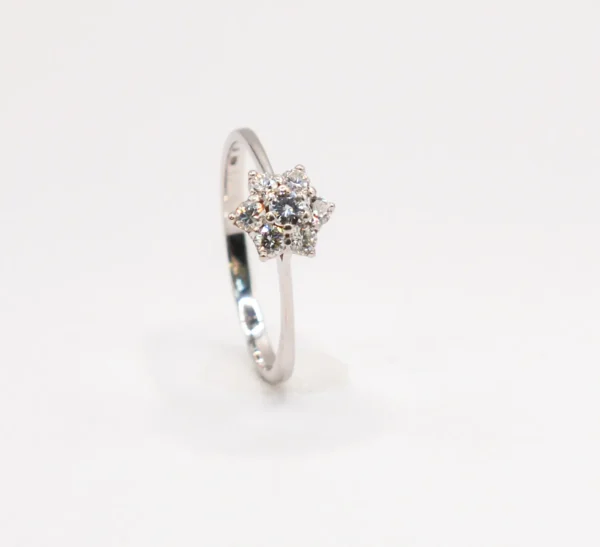 Vitguld ring med diamantstjärna
