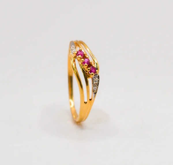 Guld Ring röda stenar