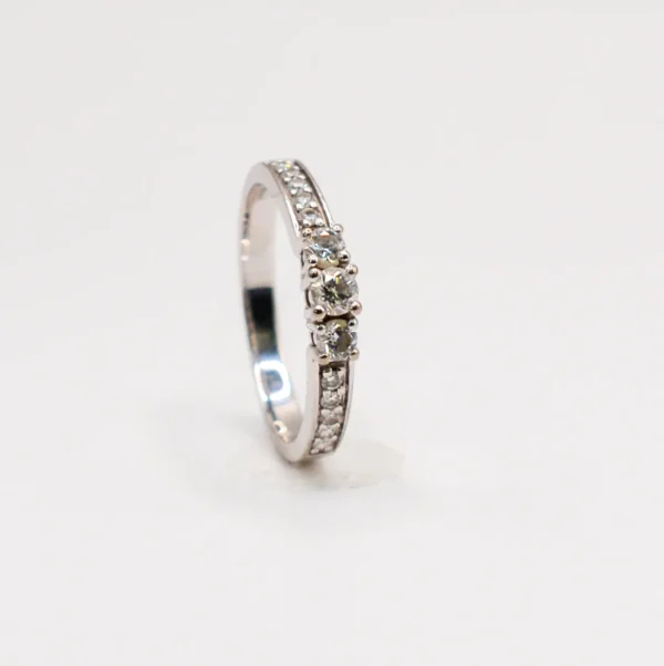 Vitguld ring med diamant