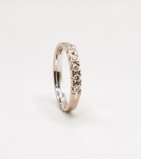 Vitguld ring med 5 diamanter