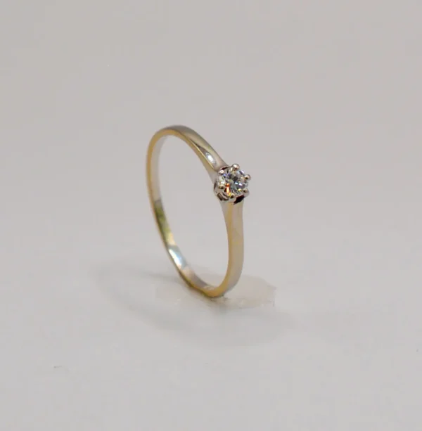 Vitguld ring med diamant