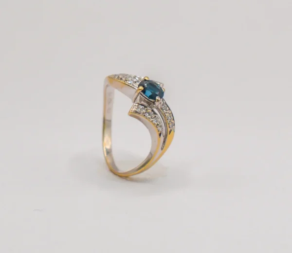 Vitguld ring med grön sten