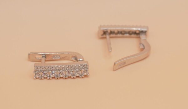 Örhänge med zirgon