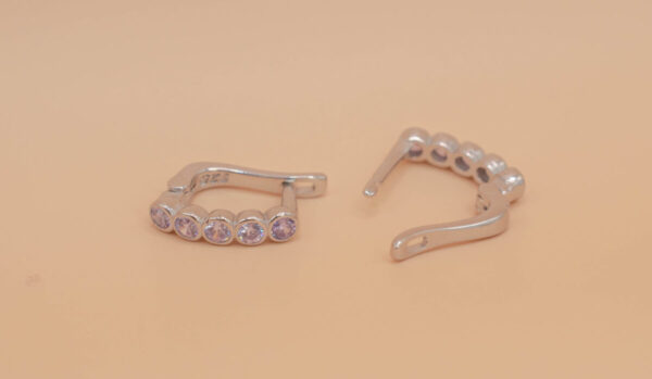 Örhänge med zirgon