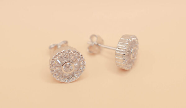 Örhänge med zirgon