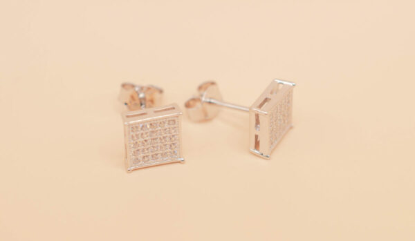 Örhänge med zirgon