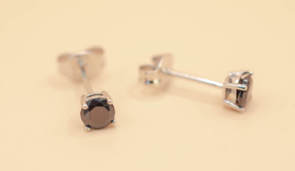 Örhänge med svarta sten