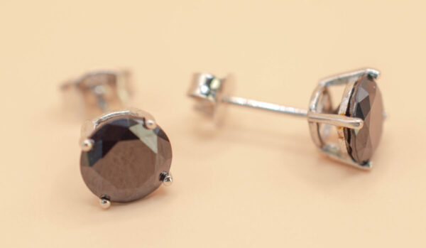 Örhänge med svarta sten