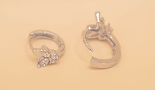 Ring örhänge med fjäril