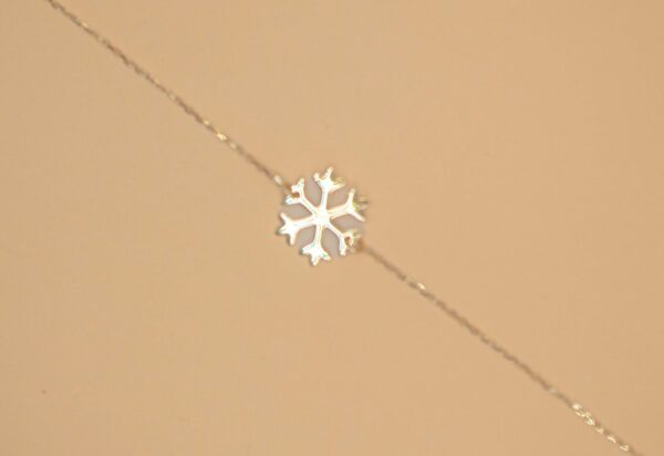 Armband med snöflinga berglock