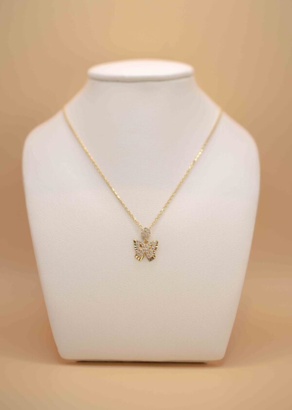 Halsband med fjäril berlock