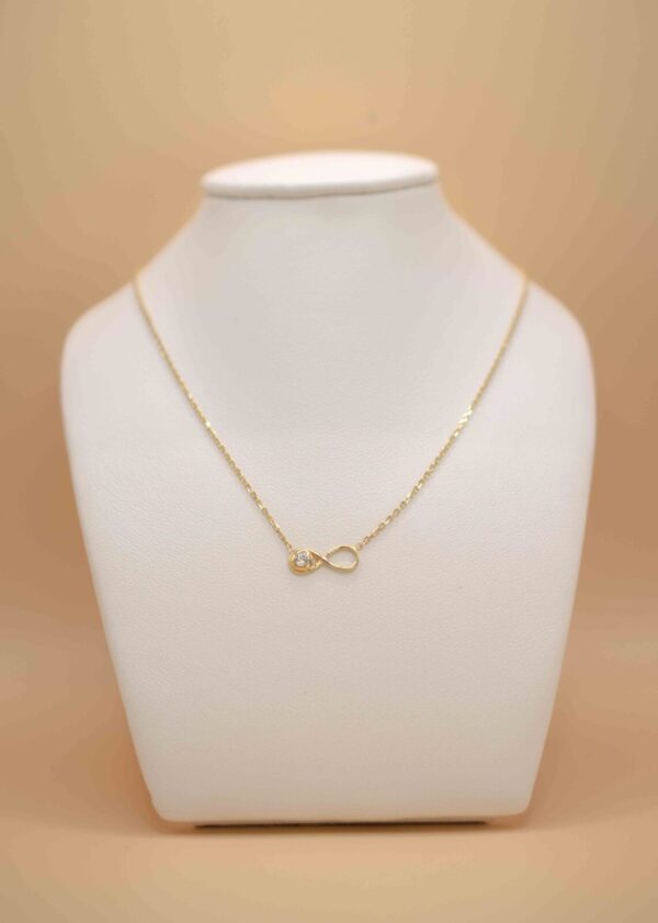 Halsband med evigt berlock