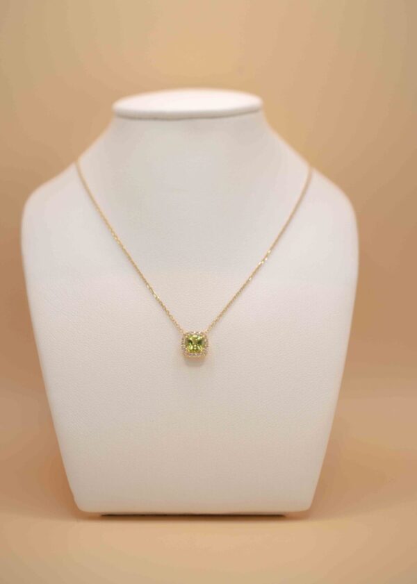 Halsband med berlock med sten