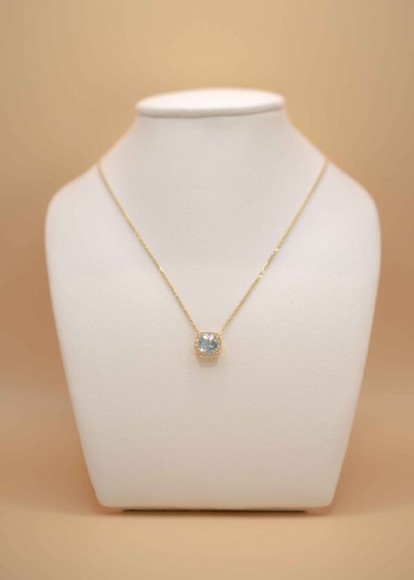 Halsband med berlock med sten