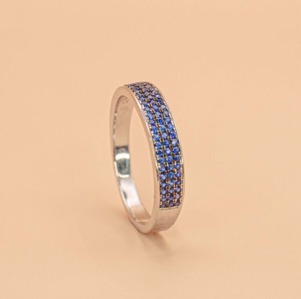 Silver ring med blå stenar