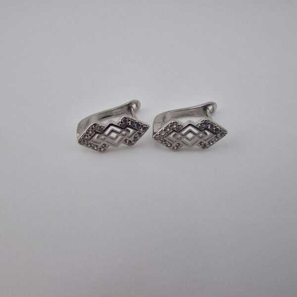 Örhänge med zirgon