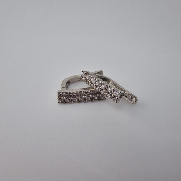 Örhänge med zirgon